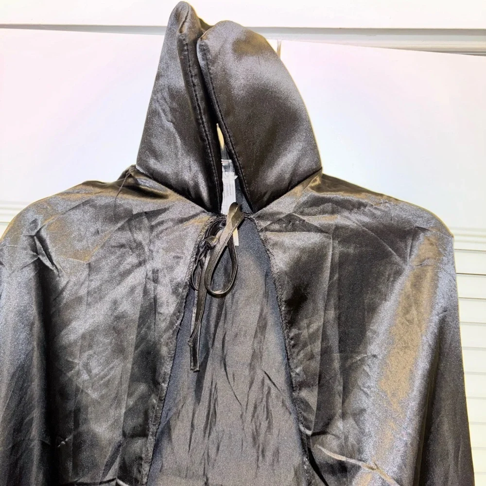 Spirit Halloween Black Men's Cape - Picture 2 of 3